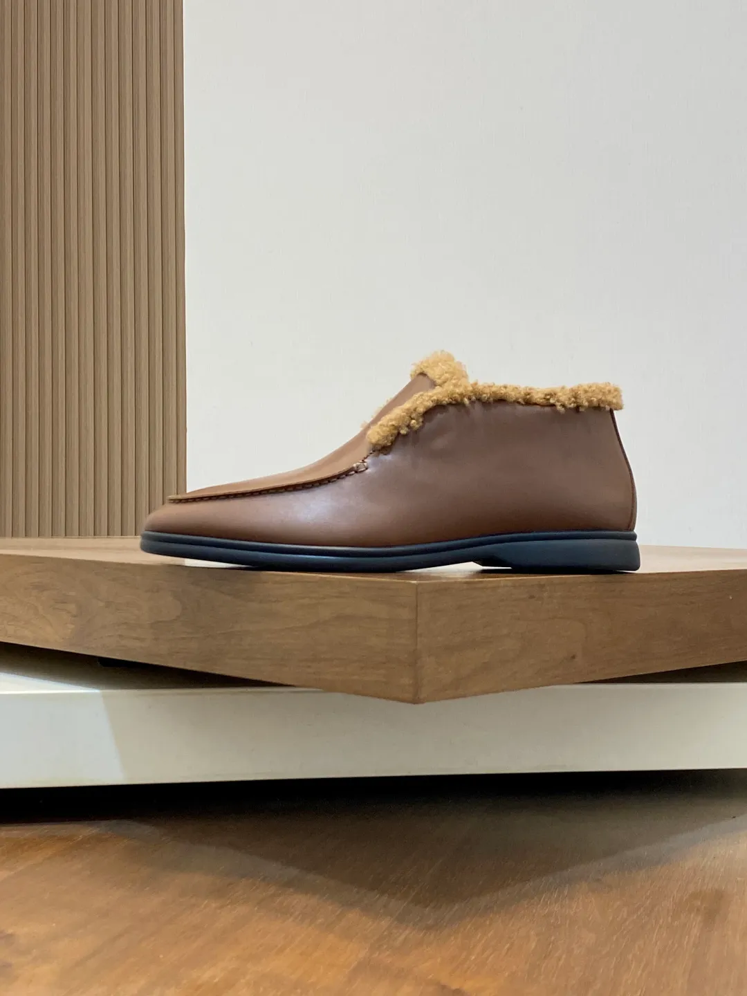 Men's Men's Shoes💰860 LoroPiana/nuoyoupiana men's new autumn and winter wool shoes, Dongguan-made raw materials are in great demand! This casual shoe is made of imported calfskin, with a full wool lining and insole for an extraordinarily comfortable and warm wearing experience. The ultra-light two-color rubber sole creates a charming modern aesthetic. There is an LP logo on the bottom. The style is simple and fashionable, and the upper foot is comfortable, warm and breathable! Comes complete with original box packaging! Size: 39-40-41-42-43-44 standard leather shoe size (45/46 can be customized but does not support returns)